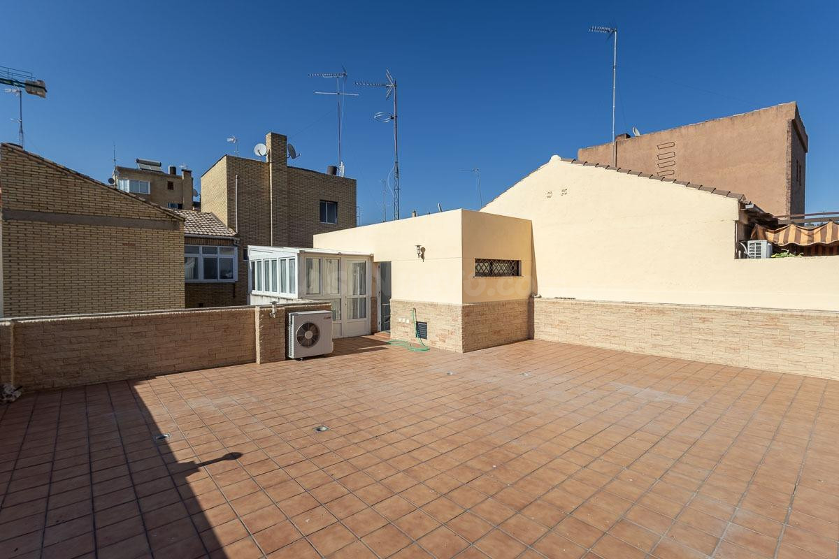 Ático dúplex junto Alhamar con 2 garajes y 2 trasteros - foto 24