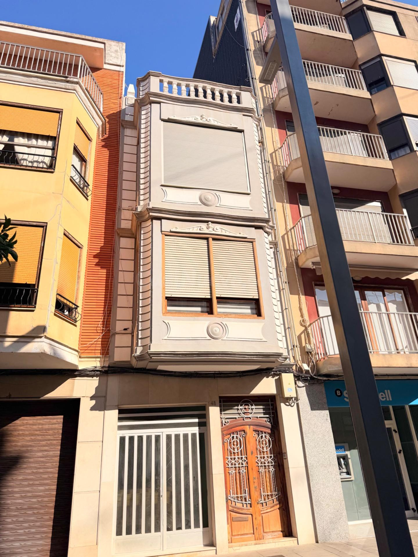 Casa señorial en el centro de Cullera con planta baja (garaje) y dos viviendas independientes.