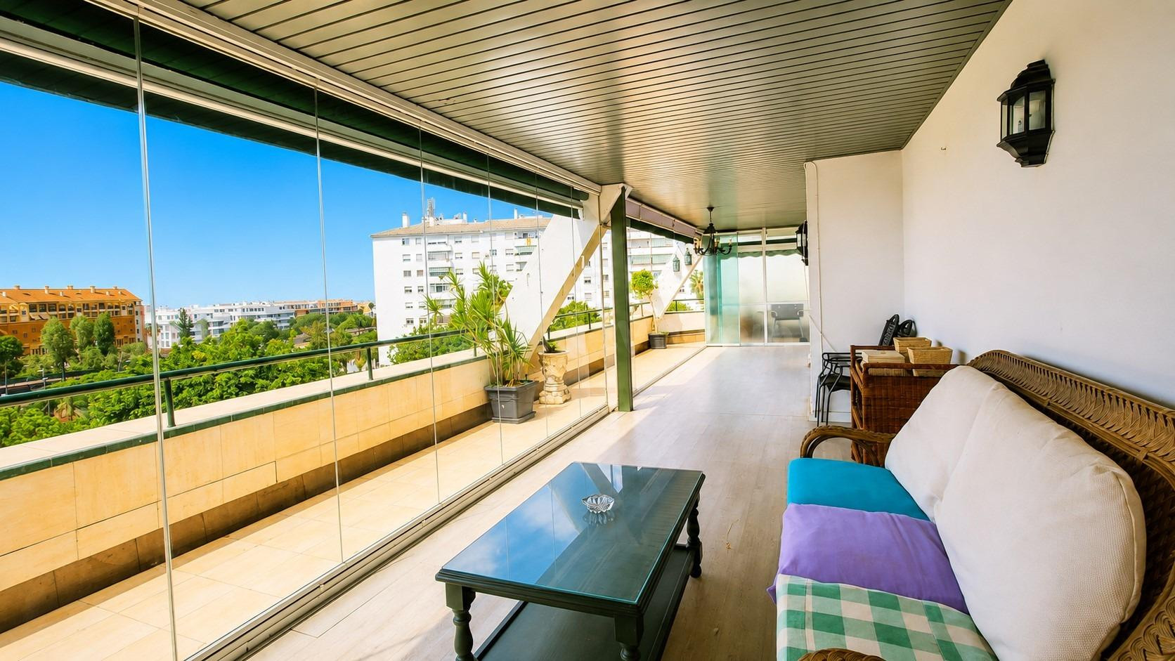 Espectacular apartamento en el pleno CENTRO de SAN PEDRO ALCÁNTARA con gran terraza y vistas PANORAMICAS AL MAR.
