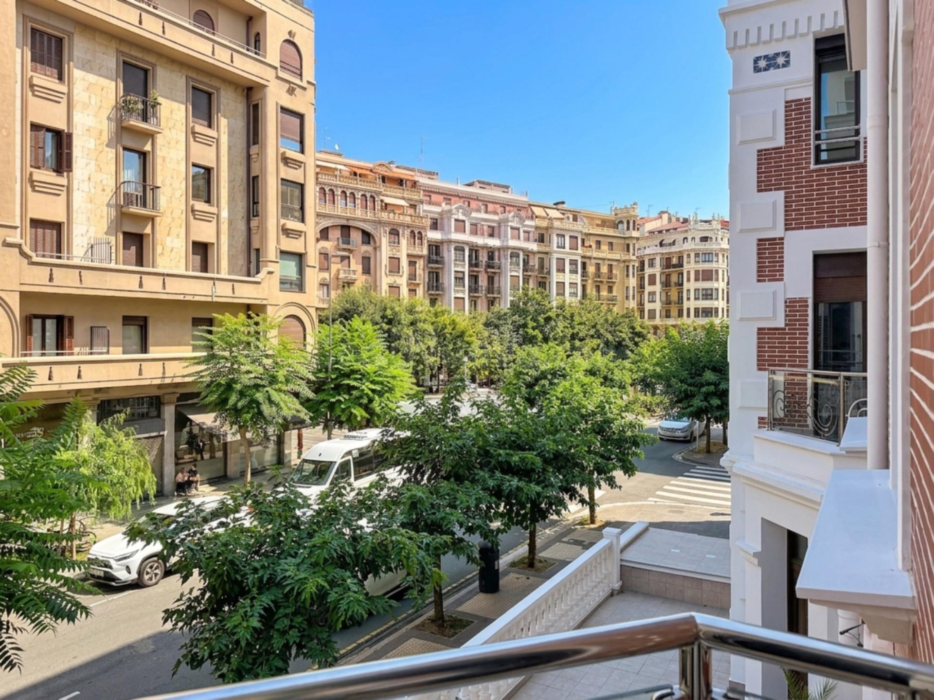 Casi 100 m2 y cuatro habitaciones en los primeros números de Zabaleta. Casi nada.