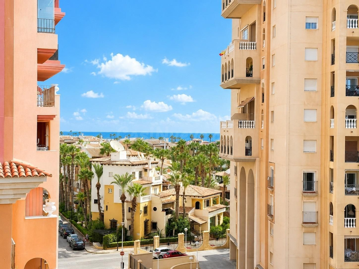 Ático de dos dormitorios con garaje y vistas al mar - foto 2