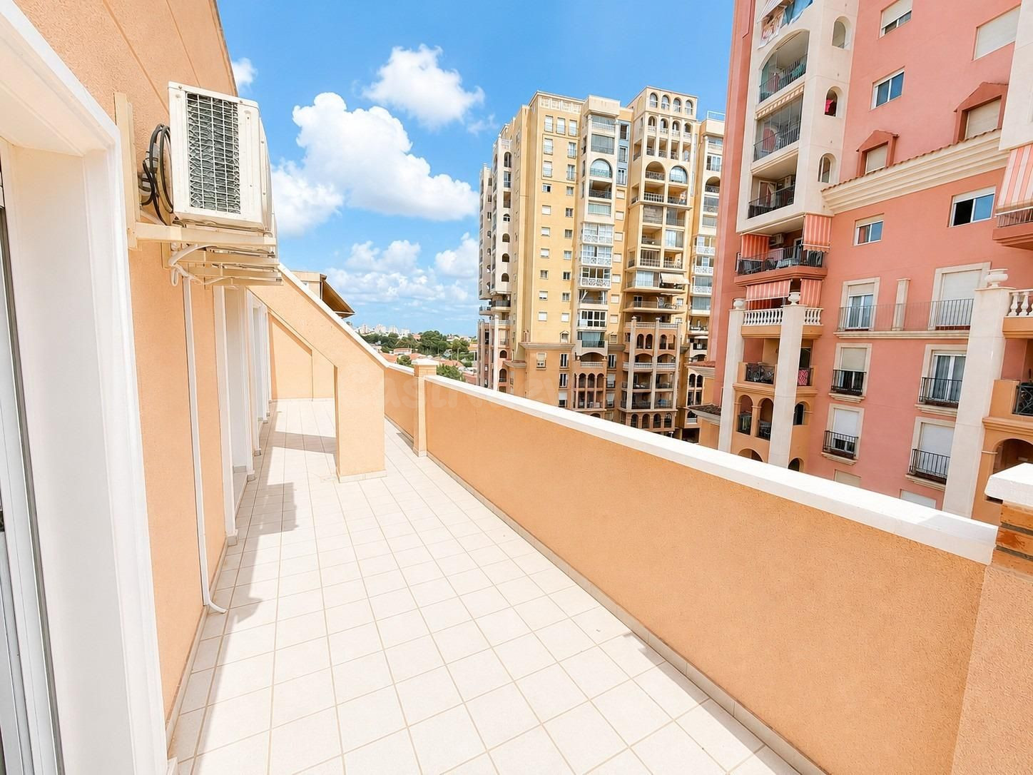 Ático de dos dormitorios con garaje y vistas al mar - foto 3