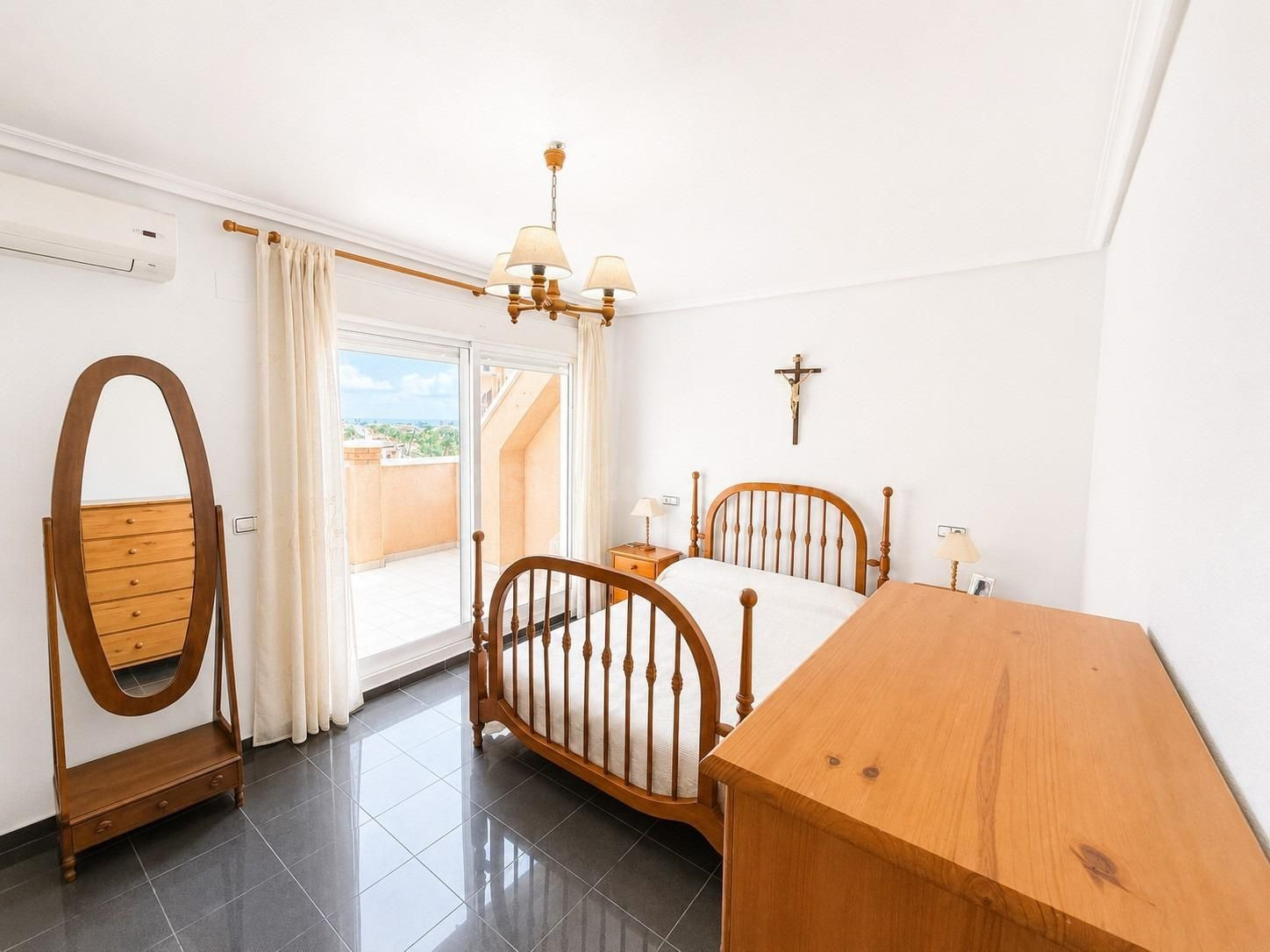 Ático de dos dormitorios con garaje y vistas al mar - foto 8