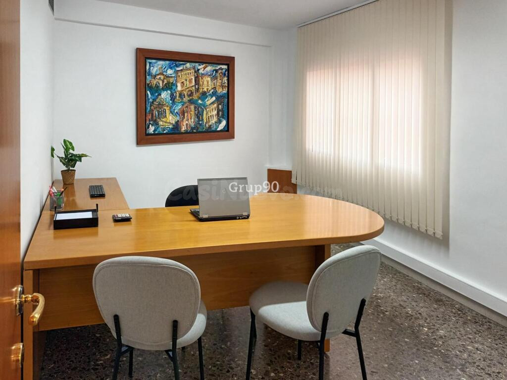 ¡Oportunidad de Inversión! Oficina en Venta con Rentabilidad en la Zona Alta de Lleida