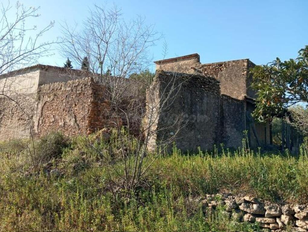 Encantador terreno con agua y luz de 1,2 ha