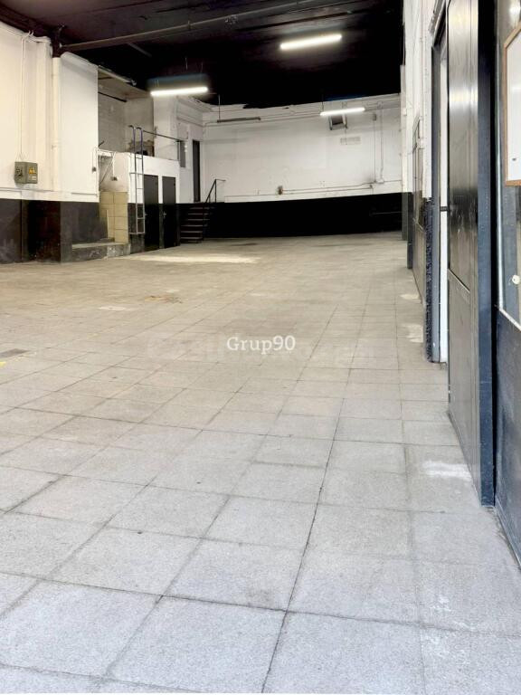 AMPLIO LOCAL COMERCIAL A PIE DE CALLE EN DRA CASTELLS - foto 2