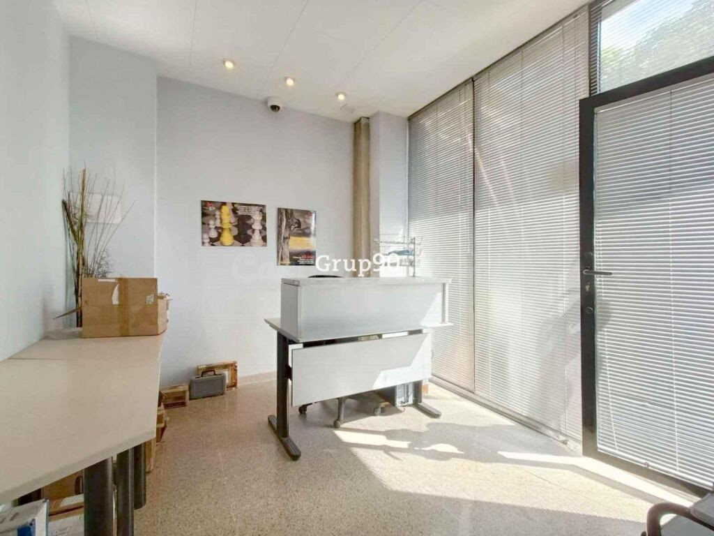 Local comercial a pie de calle de 240m2 en Zona Instituts - foto 2