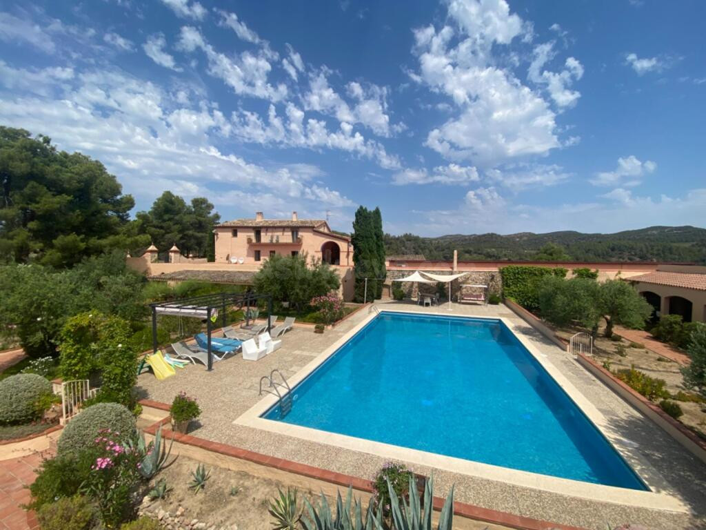 Exclusiva finca con masía, hotel, bodegas y 83 ha de terreno en el Priorat
