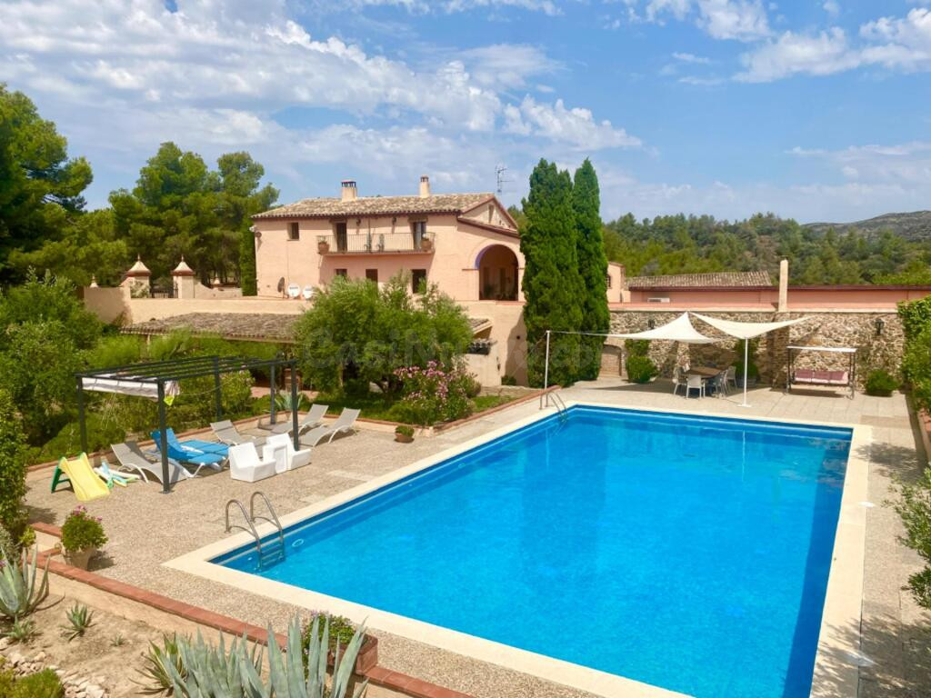 Exclusiva finca con masía, hotel, bodegas y 83 ha de terreno - foto 2