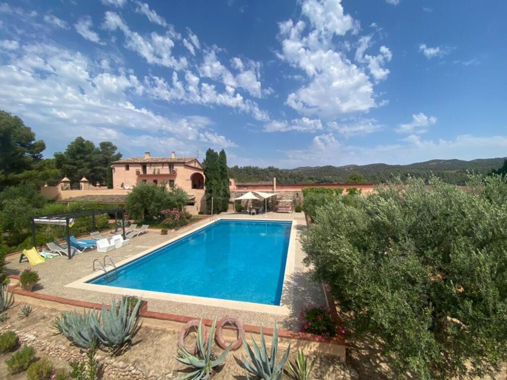 Exclusiva finca con masía, hotel, bodegas y 83 ha de terreno - foto 3