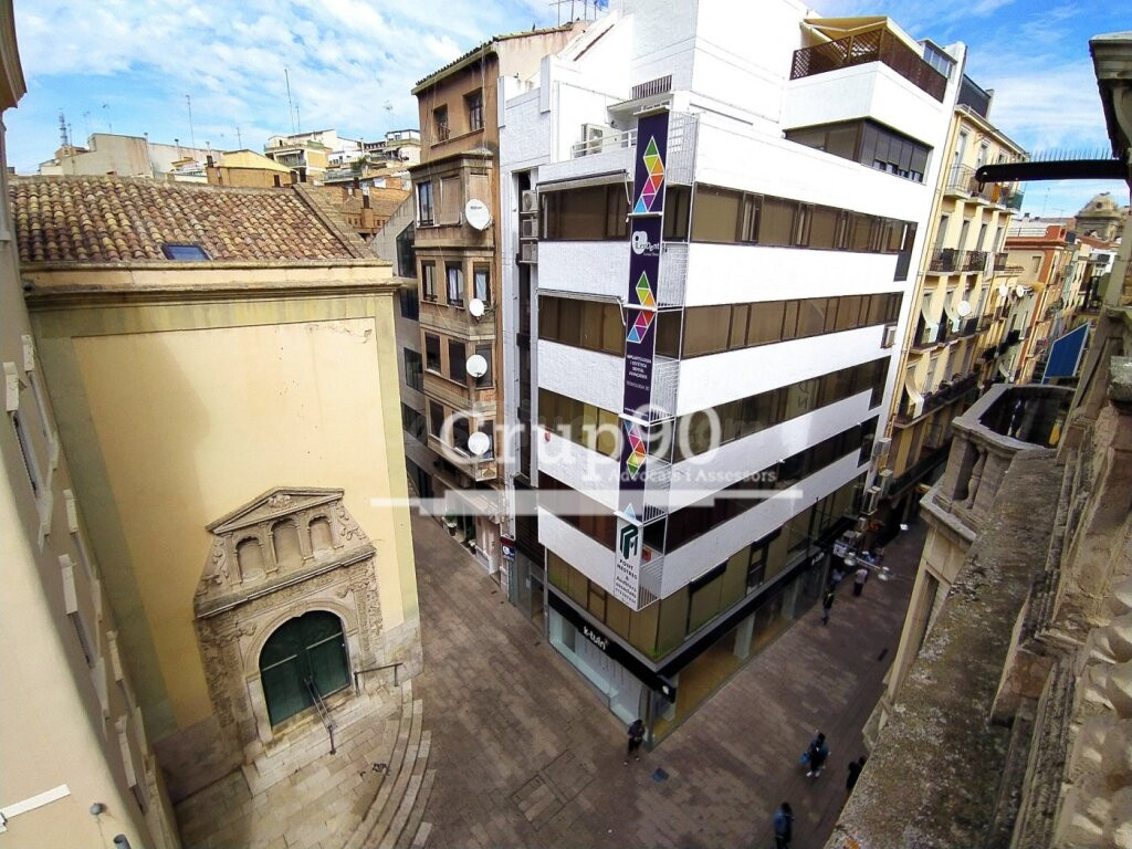 ATENCIÓN INVERSORES!! EDIFICIO EN EL  EIX COMERCIAL - foto 3