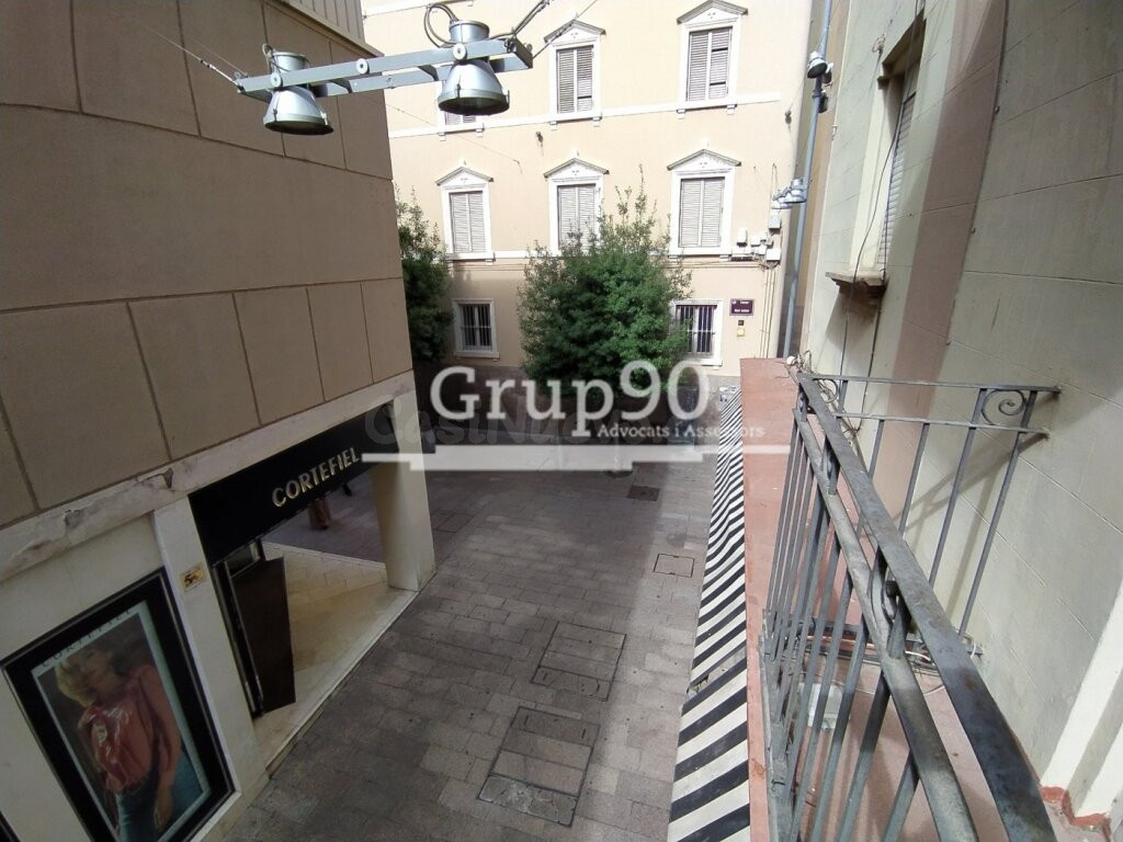 ATENCIÓN INVERSORES!! EDIFICIO EN EL  EIX COMERCIAL - foto 4