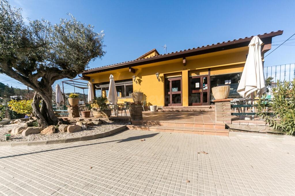 Restaurante con casa en preciosa ubicación de Cerdanyola - foto 2