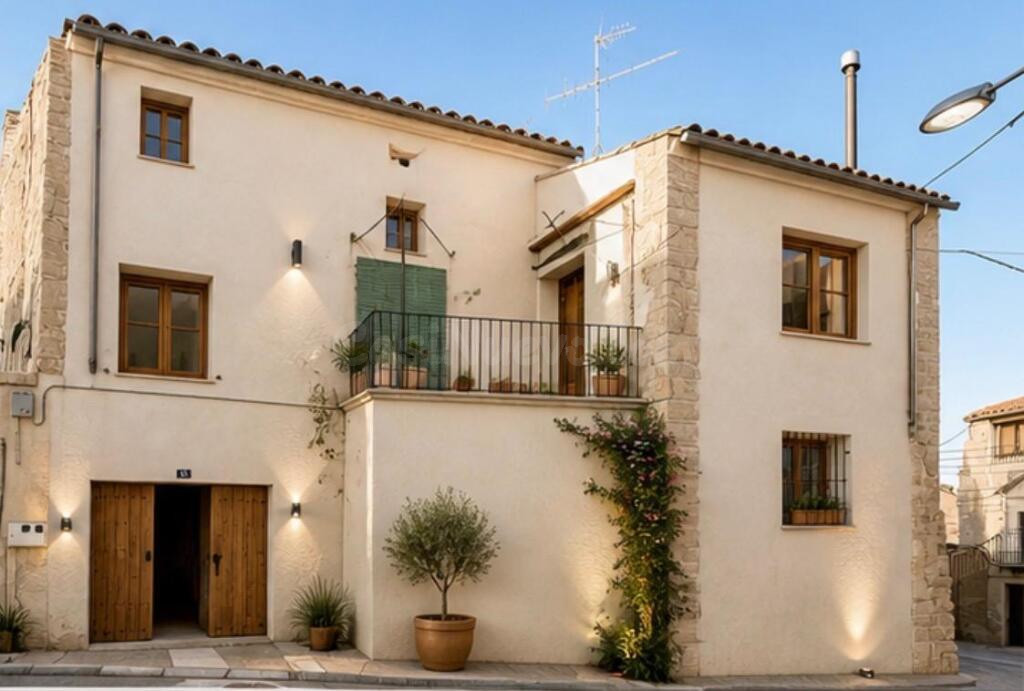 Casa con patio, piso y desván en Sarroca de Lleida