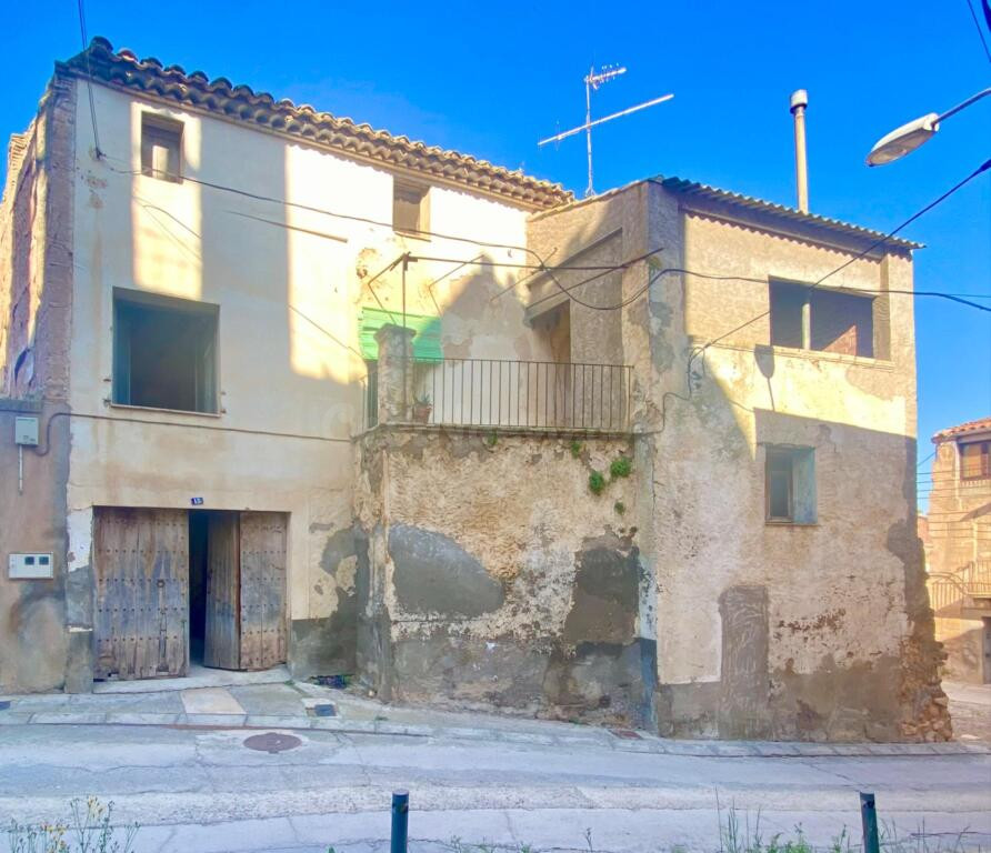 Casa con patio, piso y desván en Sarroca de Lleida - foto 2