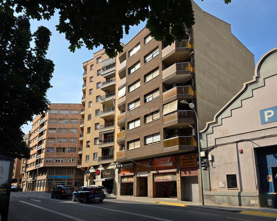 Amplio local junto estación AVE