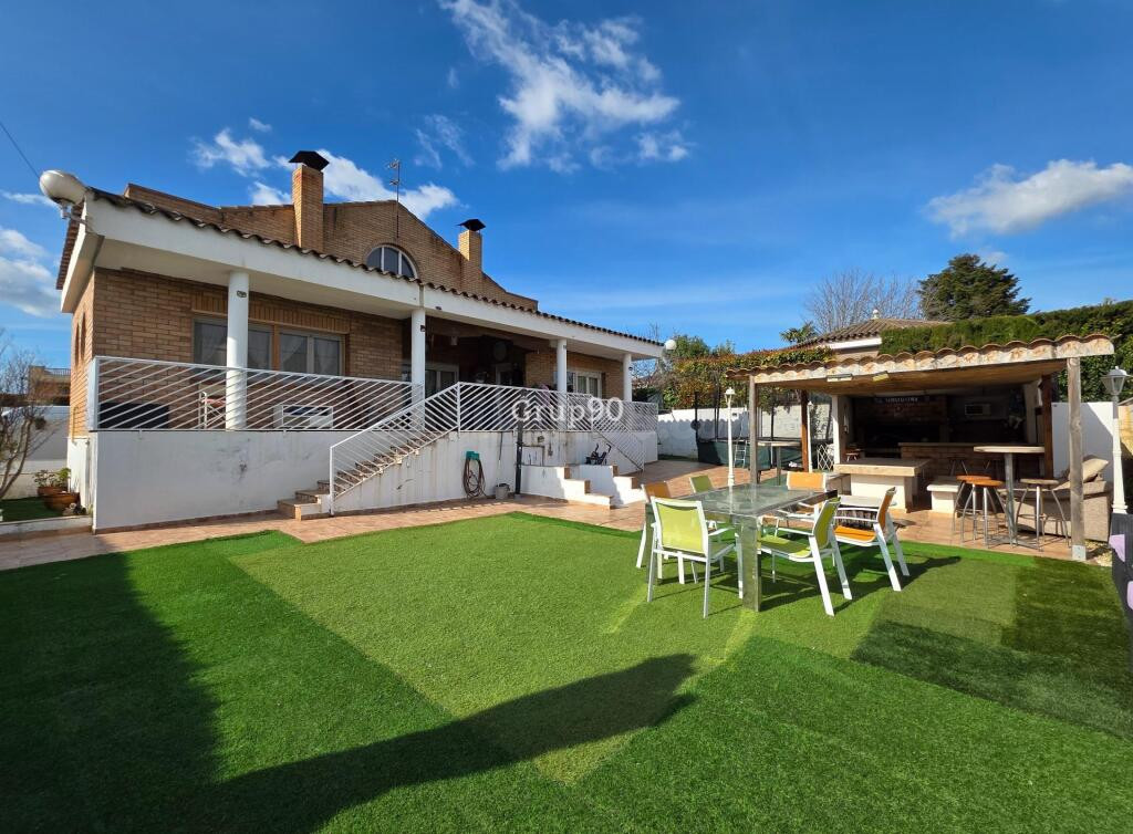 Chalet Independiente en Alpicat: Espacio, Privacidad y Zona Gastronómica Única
