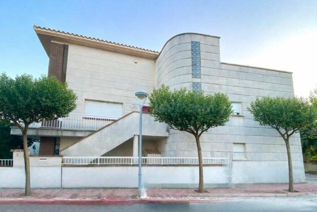 Exclusiva casa a tres vientos con jardín en Santa Bárbara