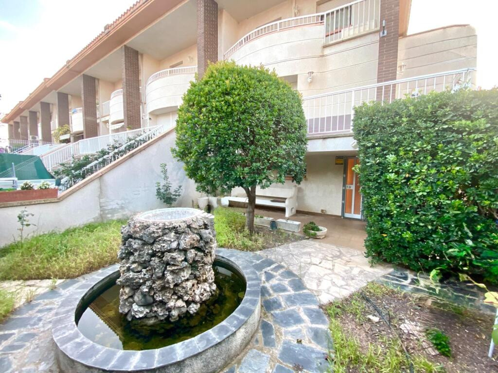Exclusiva casa a tres vientos con jardín en Santa Bárbara - foto 2