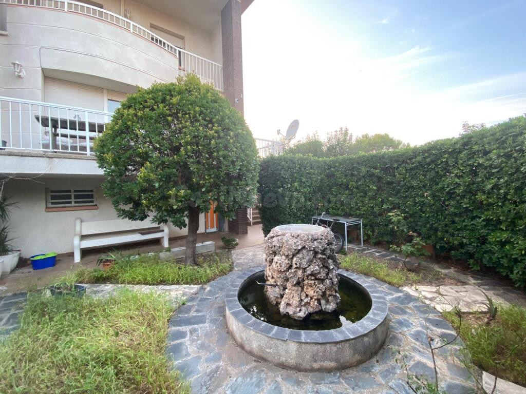 Exclusiva casa a tres vientos con jardín en Santa Bárbara - foto 4
