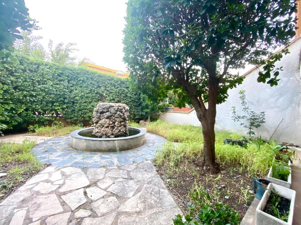 Exclusiva casa a tres vientos con jardín en Santa Bárbara - foto 5