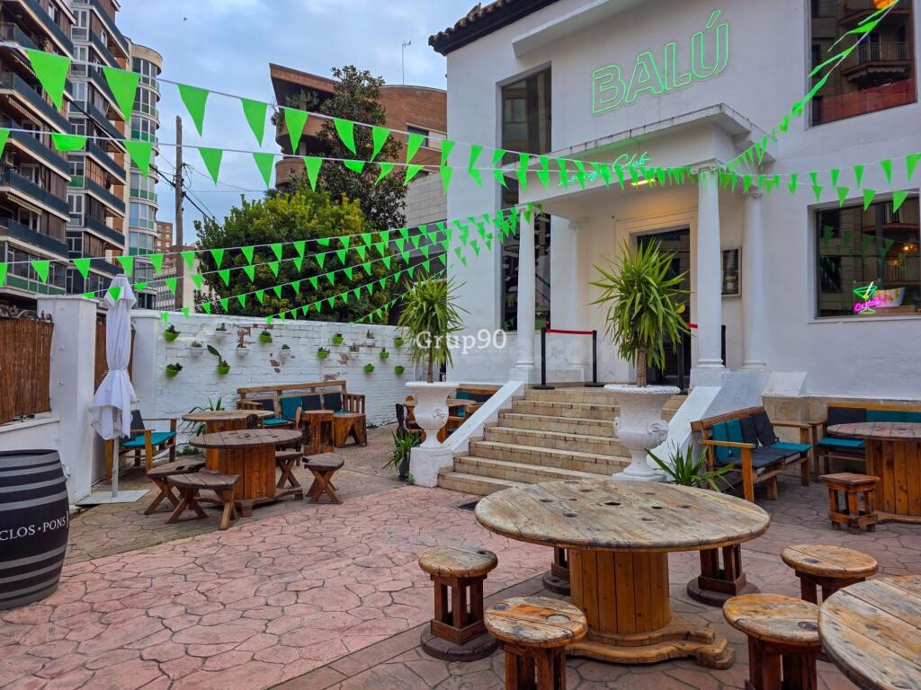 ? ¡OPORTUNIDAD DE TRASPASO EN LLEIDA! BAR MUSICAL CON POSIBILIDAD DE RESTAURANTE O CAFETERÍA ??️