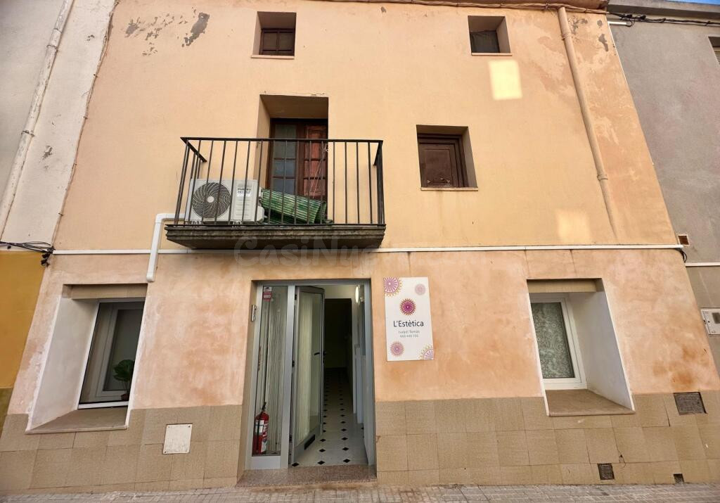Casa de planta baja y dos pisos en La Galera