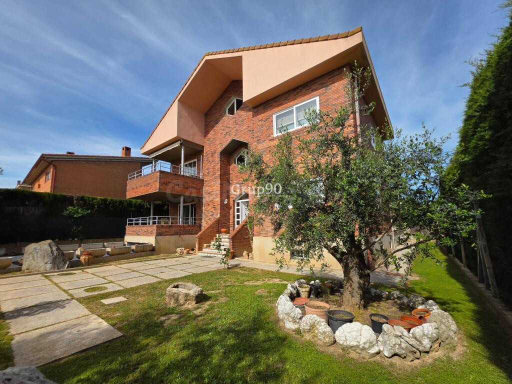 ? Chalet exclusivo en Lleida – Espacio, privacidad y ubicaci