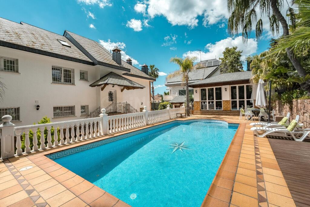 Villa de lujo con jardín y piscina en Fontpineda