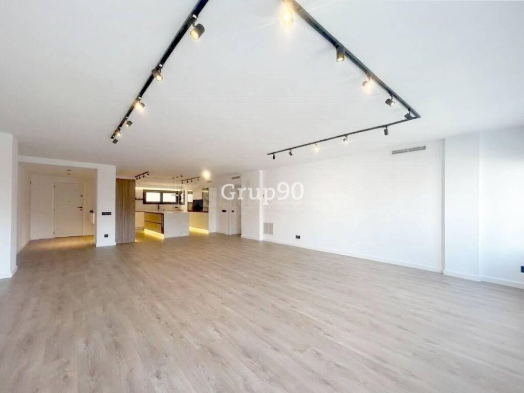 Piso señorial reformado a estrenar en Av. Madrid – Centro de - foto 2
