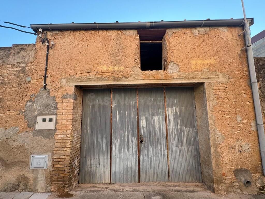 Almacén con patio en el centro del pueblo - foto 2