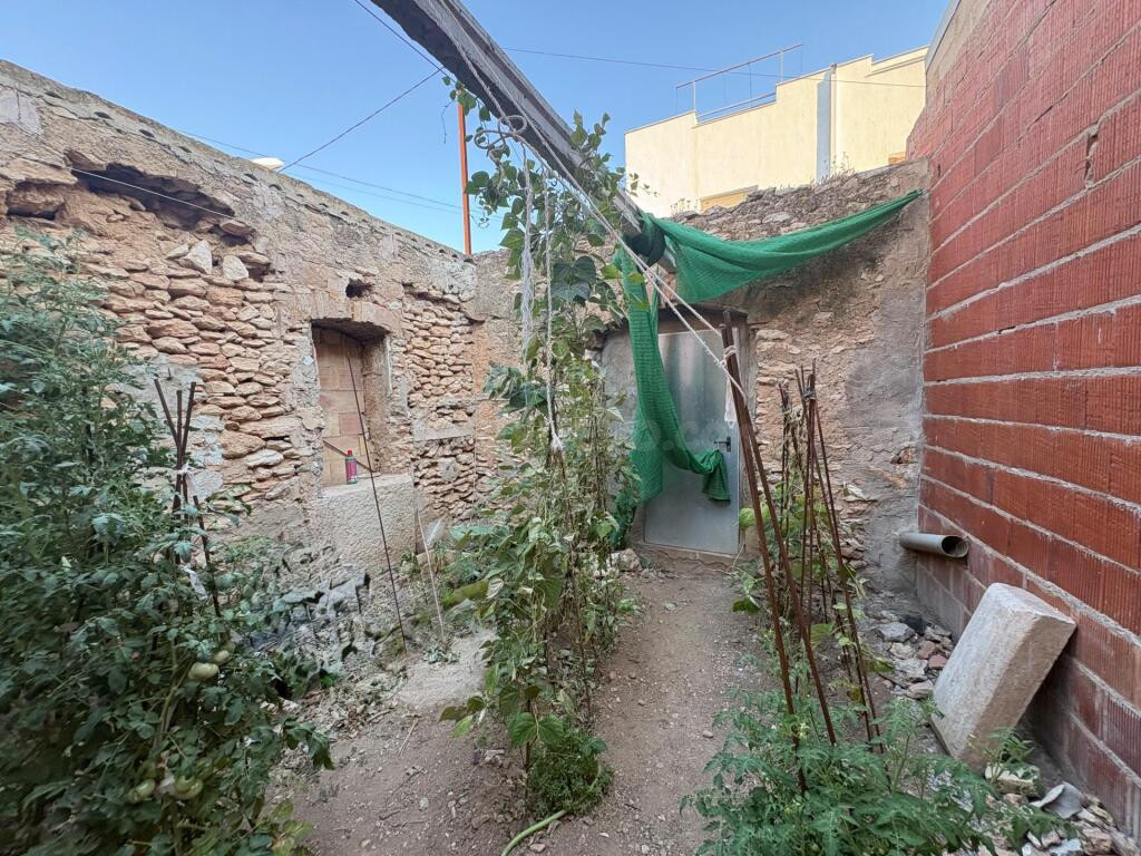 Almacén con patio en el centro del pueblo - foto 16