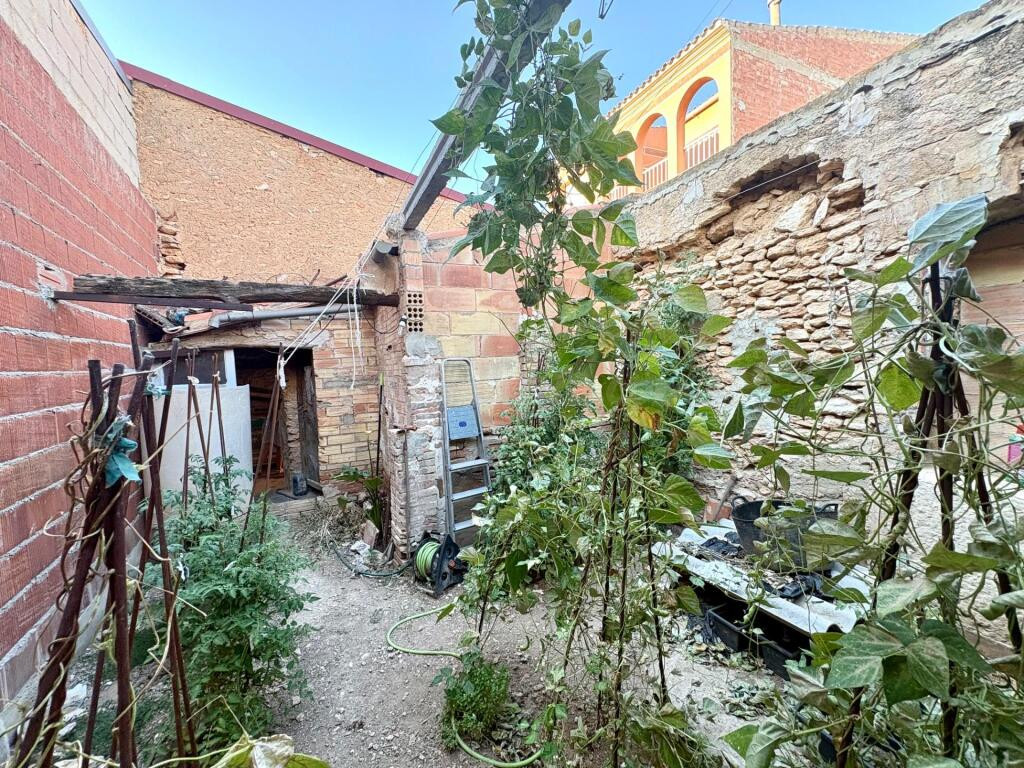 Almacén con patio en el centro del pueblo - foto 17