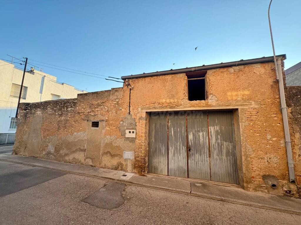 Almacén con patio en el centro del pueblo - foto 5