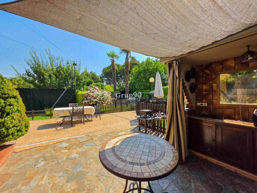? EXCLUSIVO CHALET INDEPENDIENTE CON PISCINA Y AMPLIA PARCEL - foto 12