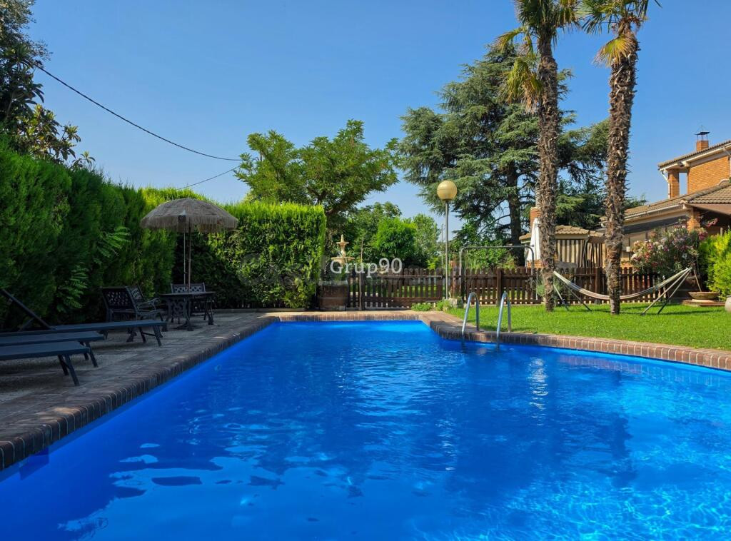 ? EXCLUSIVO CHALET INDEPENDIENTE CON PISCINA Y AMPLIA PARCEL - foto 4