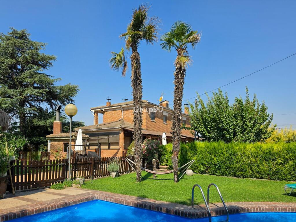 ? EXCLUSIVO CHALET INDEPENDIENTE CON PISCINA Y AMPLIA PARCEL - foto 6
