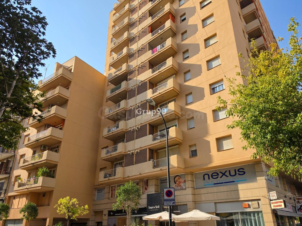 ¡Oportunidad en Calle Vallcalent: Espacio, tranquilidad y ubicación inmejorable!