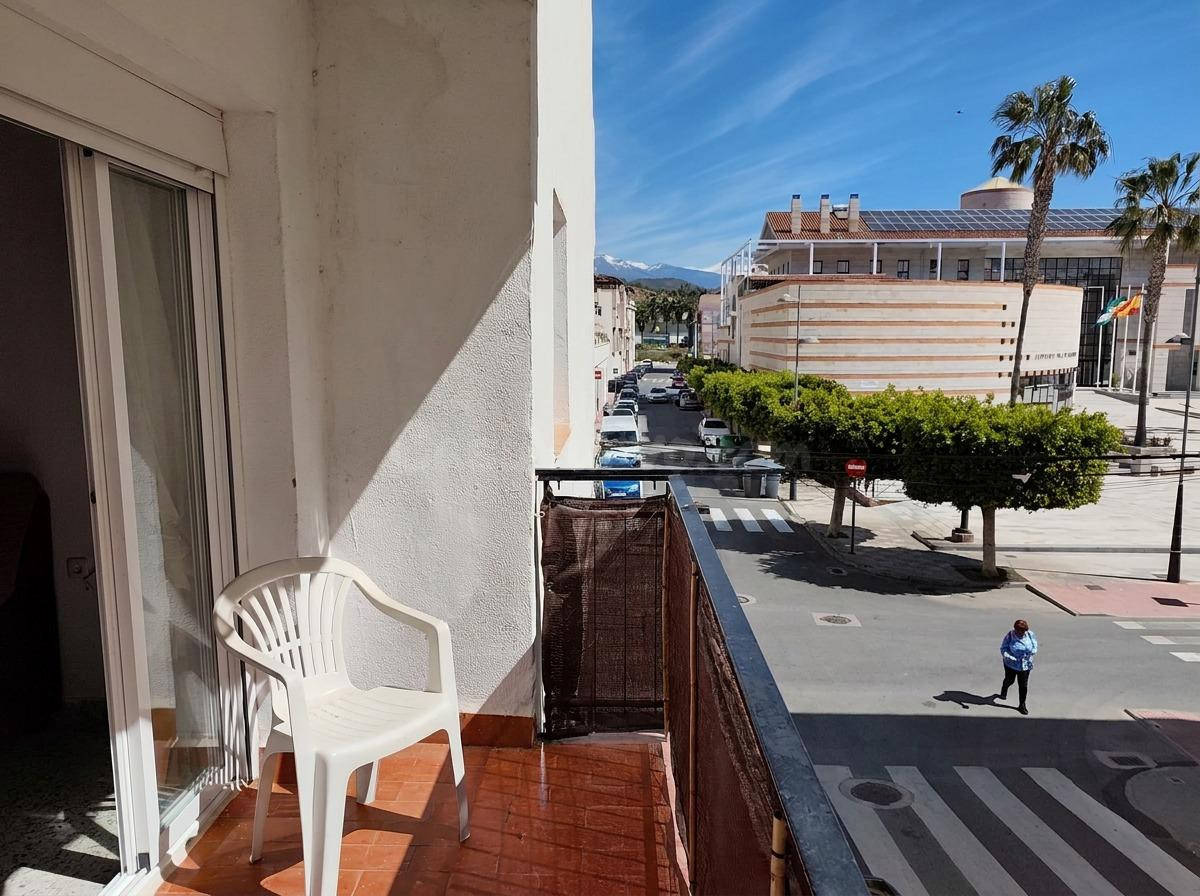 Amplio Piso en Venta en el Centro de Salobreña – Ideal para  - foto 3