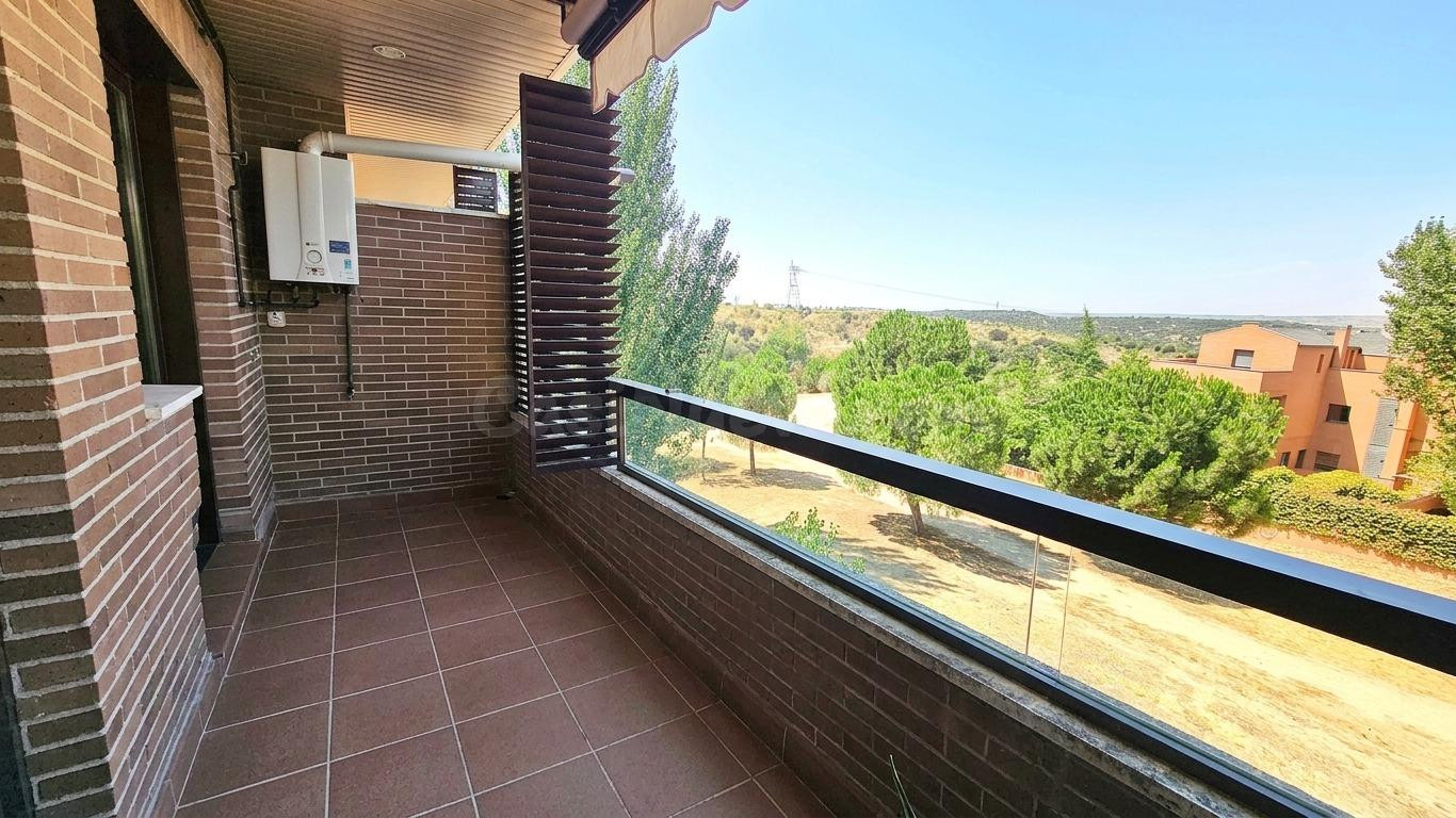 Luminoso Ático Dúplex con Terraza y Espectaculares Vistas en - foto 9
