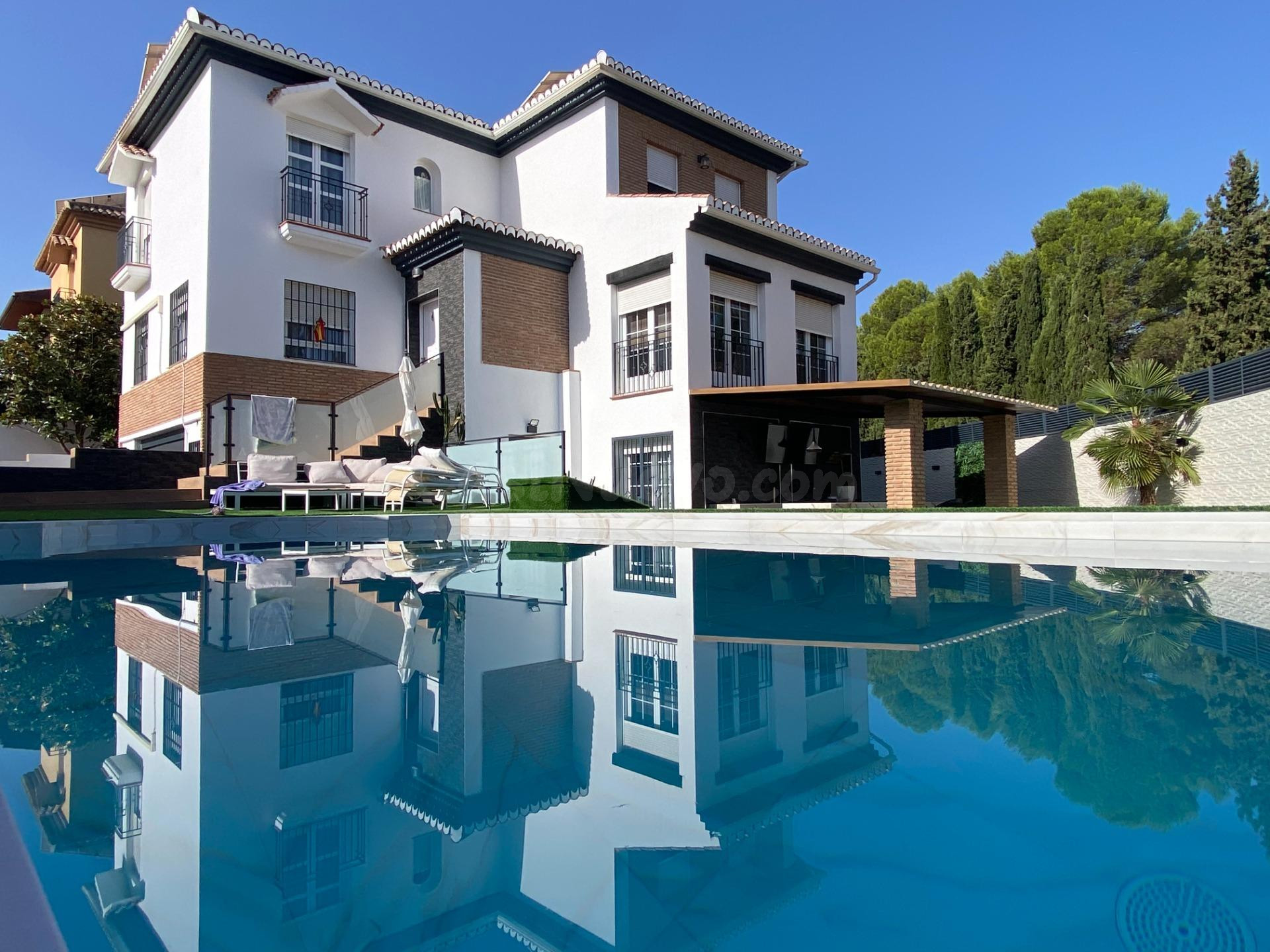 CHALET SEMI NUEVO con piscina, aerotermia y energía solar fotovoltaica