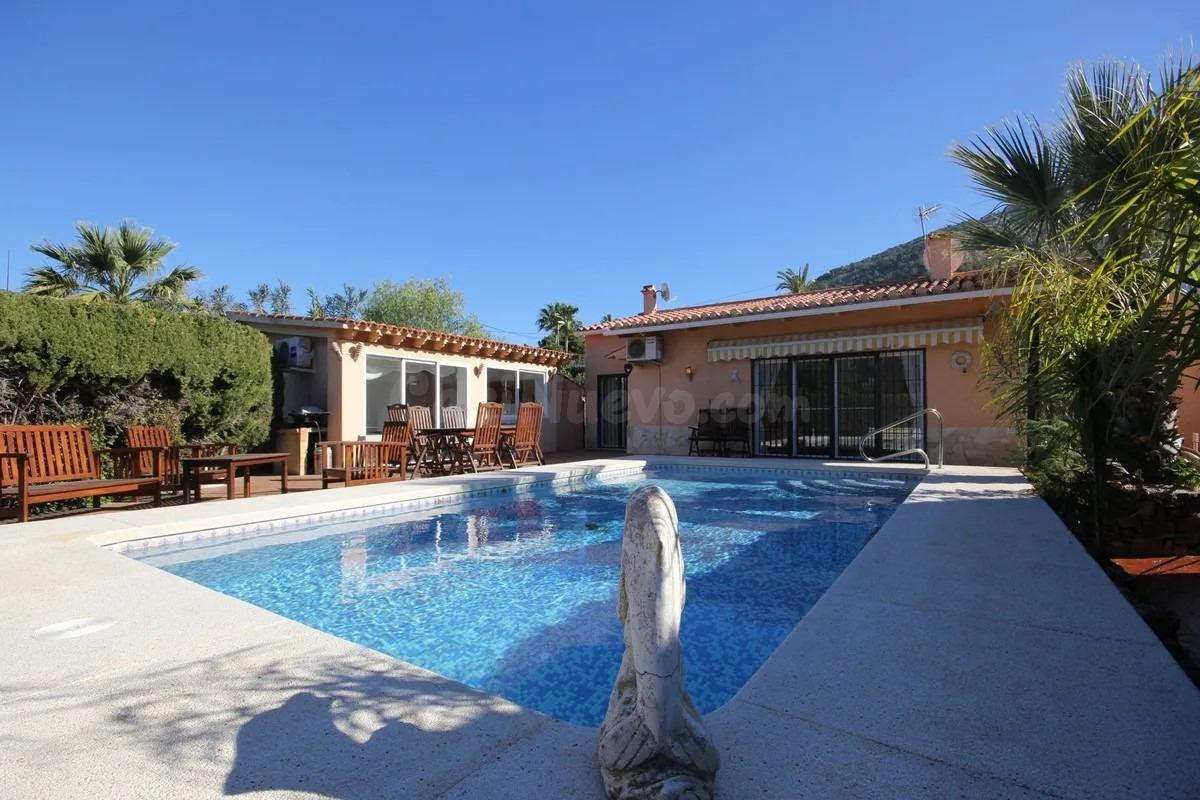 * Villa de 4 dormitorios, piscina y garaje en parcela de 810m2 en Albir *