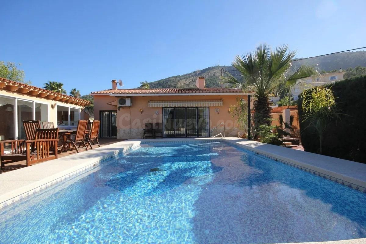 * Villa de 4 dormitorios, piscina y garaje en parcela de 810 - foto 2