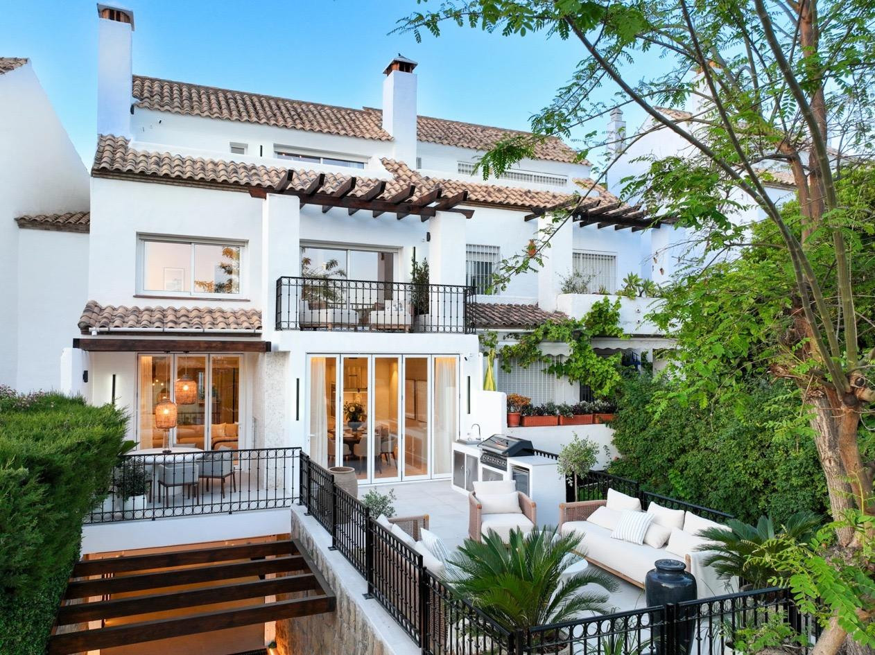 VILLA DE LUJO EN LA MILLA DE ORO MARBELLA A UN PASO DE LA PL - foto 2
