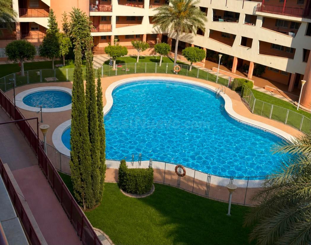 Piso reformado de 3 dormitorios con piscina en Aguadulce Nor - foto 3