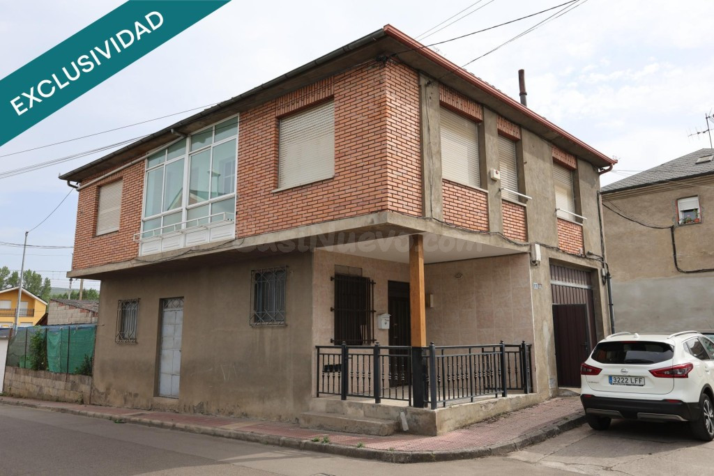 Casa unifamiliar con infinitas posibilidades en Toral de los Vados: Con ascensor, gran garaje con bodega, jardín y terraza