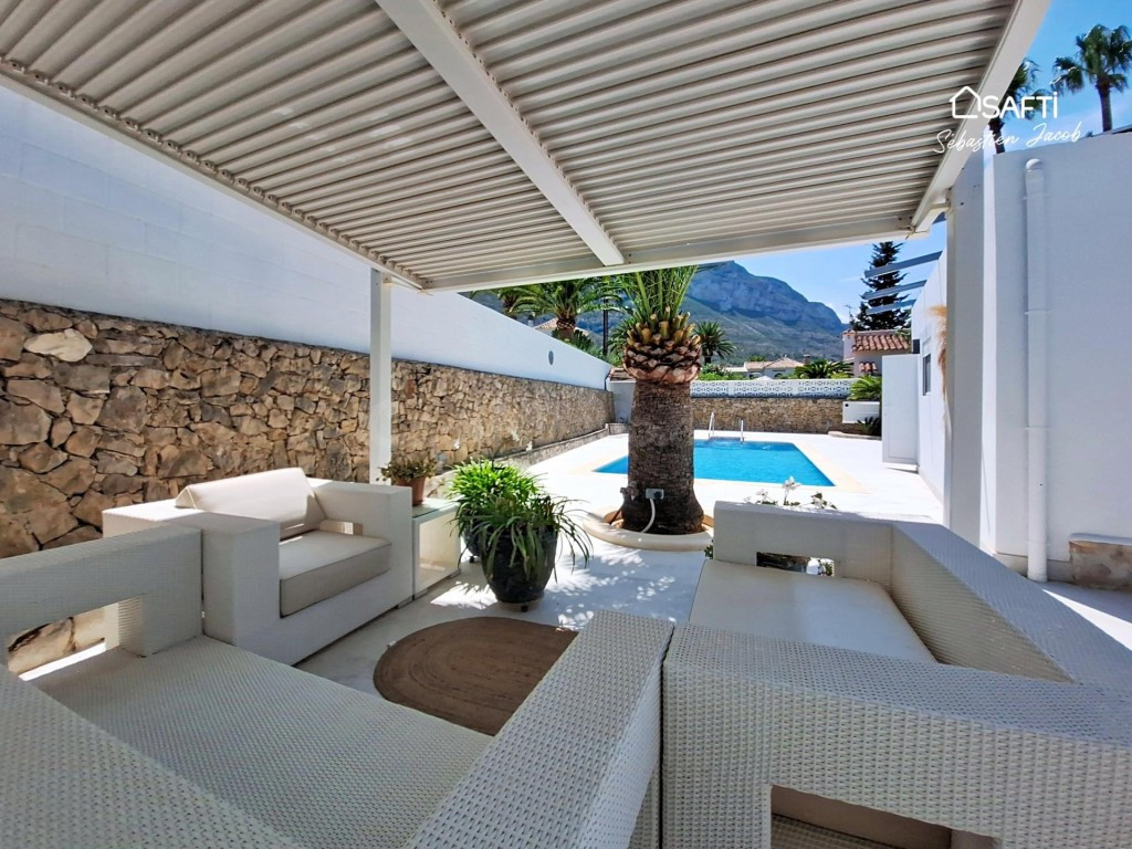 Villa exclusiva totalmente reformada con vistas al mar y al 