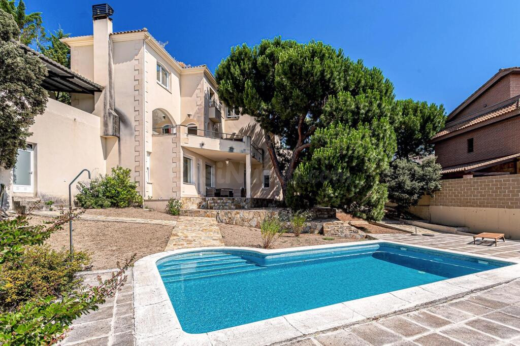 VIVIENDA DE DISEÑO CON PISCINA PRIVADA EN LA URBANIZACIÓN JA