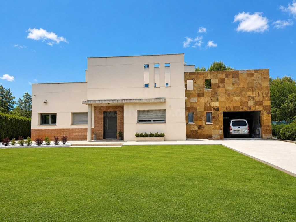 CHALET INDEPENDIENTE CON PISCINA Y PISTA DE PÁDEL A 1 KM DE ALMANSA
