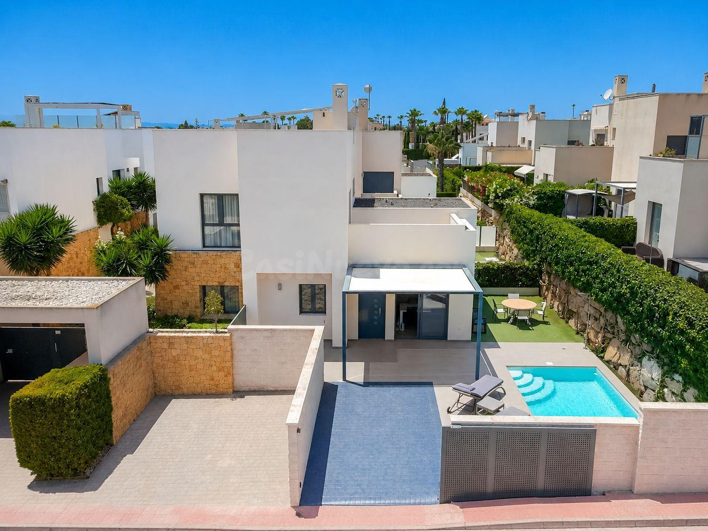 VILLA MODERNA CON PISCINA PRIVADA Y ESPECTACULAR SOLARIUM | CIUDAD QUESADA